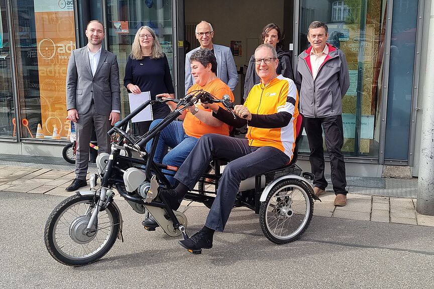 Paralleltandem mit Steffi und Eberhard Paralleltandem beim Pressetermin vor unserem Zentrum