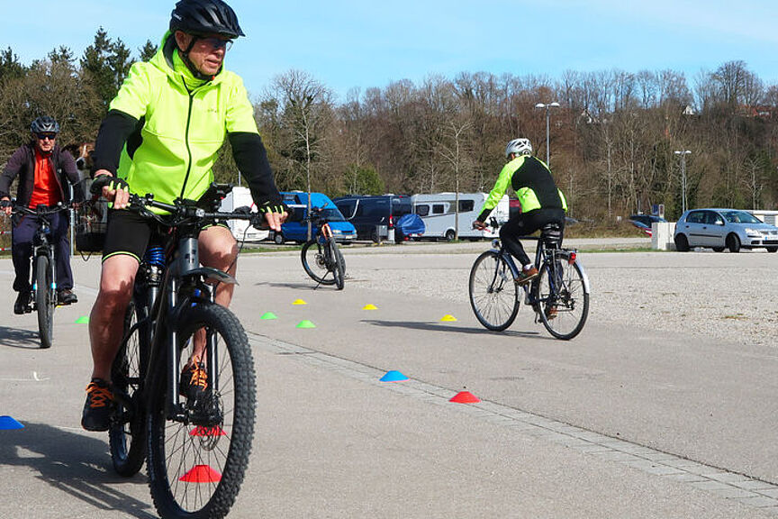 Fahrradparcour ADFC Radfahrschule Fahrradparcour mit farbigen Kegeln und Radfahrer