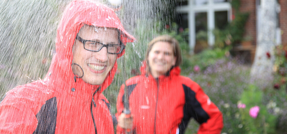 Regenbekleidung wird getestet Regenbekleidung wird getestet