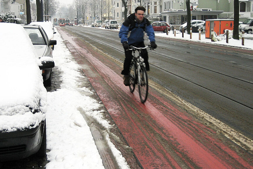 Ein leicht verschneiter Radweg. Ein leicht verschneiter Radweg.
